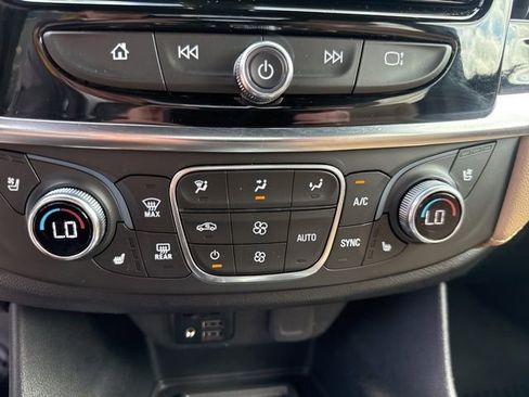 Used 2023 Chevrolet Traverse Premier FWD image 21