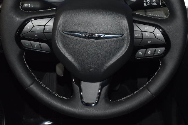 Certified 2025 Chrysler Pacifica Limited FWD image 32