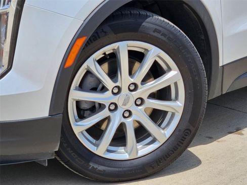 Used 2023 Cadillac XT4 Luxury w/ Cold Weather Package FWD image 7