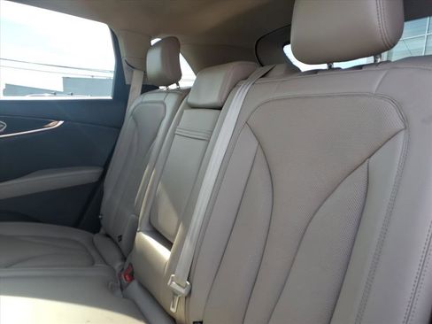 Used 2022 Lincoln Nautilus Reserve image 11