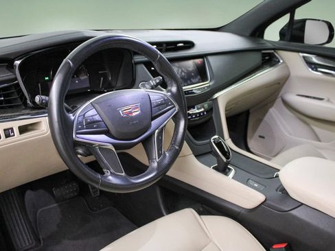 Used 2019 Cadillac XT5 FWD image 2