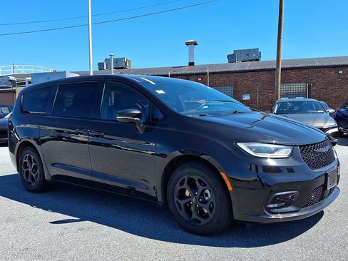 Used 2022 Chrysler Pacifica Touring-L w/ S Appearance Package FWD image 3