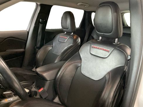 Used 2019 Jeep Cherokee Trailhawk AWD/4WD image 26