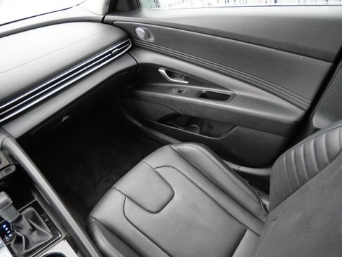 Certified 2022 Hyundai Elantra Limited w/ Preferred Accessory Package image 11