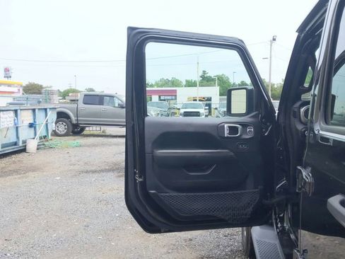 Used 2018 Jeep Wrangler Unlimited Sahara w/ Dual Top Group AWD/4WD image 15