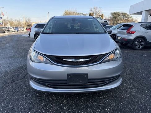 Used 2017 Chrysler Pacifica Touring image 8