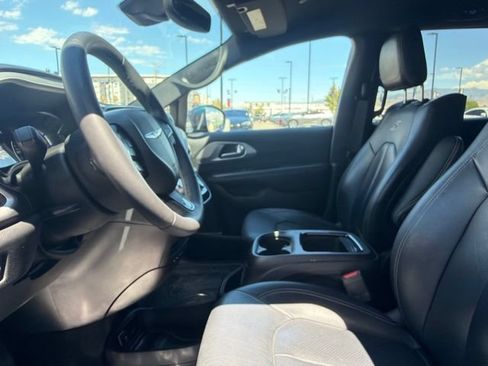 Used 2022 Chrysler Pacifica Touring-L w/ Uconnect Theater Family Group FWD image 23