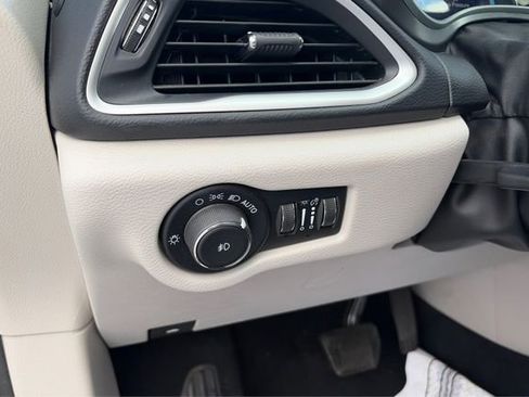 Used 2023 Chrysler Pacifica Touring-L FWD image 17