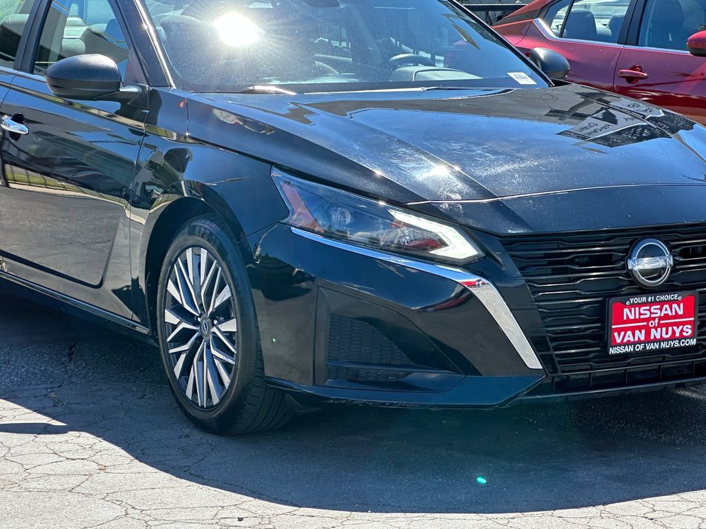Used 2024 Nissan Altima 2.5 SV FWD image 10