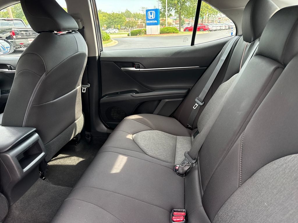 Used 2018 Toyota Camry LE FWD image 19