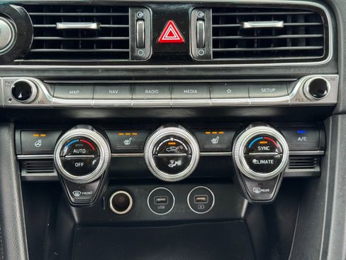 Used 2022 Genesis G70 2.0T image 26