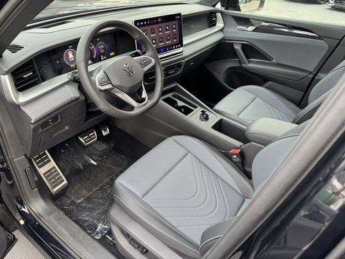 New 2026 Volkswagen Tiguan SE R-Line image 17