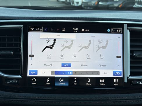 New 2026 Chrysler Pacifica Pinnacle image 21