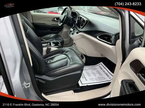 Used 2017 Chrysler Pacifica Touring-L FWD image 16