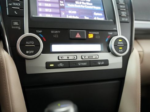 Used 2013 Toyota Camry XLE w/ Leather Pkg FWD image 26