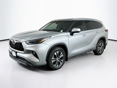 Used 2023 Toyota Highlander XLE FWD image 3