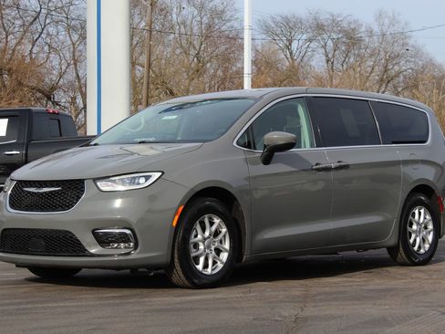 Used 2023 Chrysler Pacifica Touring-L image 3