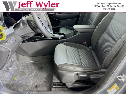 New 2026 Chevrolet Trax LT w/ LT Convenience Package FWD image 3