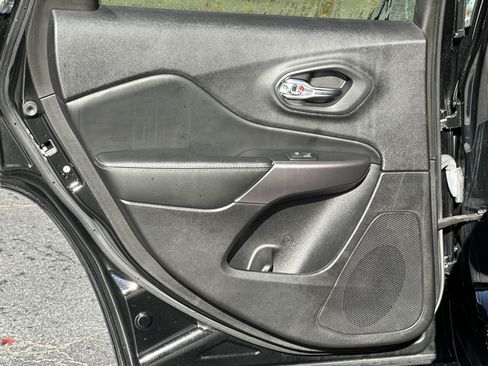 Used 2021 Jeep Cherokee Limited image 19