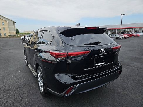 Used 2023 Toyota Highlander Limited FWD image 3