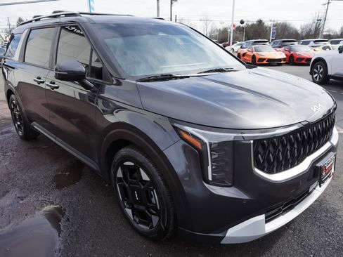 Used 2025 Kia Carnival EX image 3