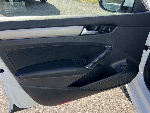 Certified 2022 Volkswagen Passat 2.0T SE image 4