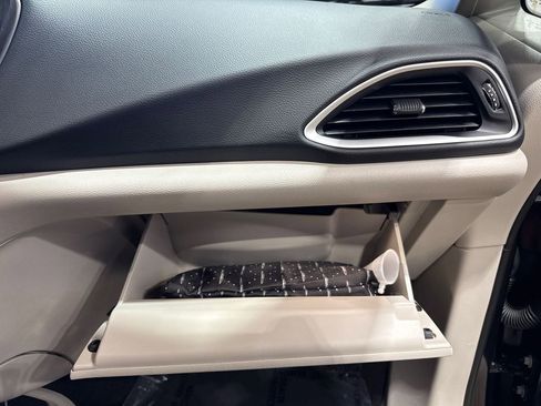 Used 2023 Chrysler Pacifica Touring-L FWD image 61