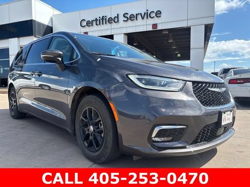 Used 2023 Chrysler Pacifica Touring-L FWD image 19