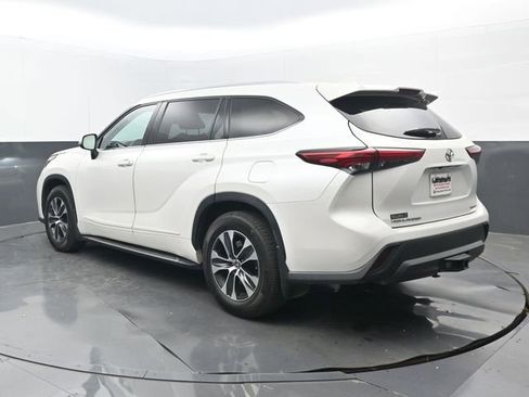 Used 2021 Toyota Highlander XLE image 3