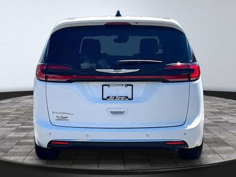 Used 2025 Chrysler Pacifica Select FWD image 5