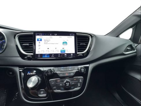Used 2025 Chrysler Pacifica Select FWD image 42