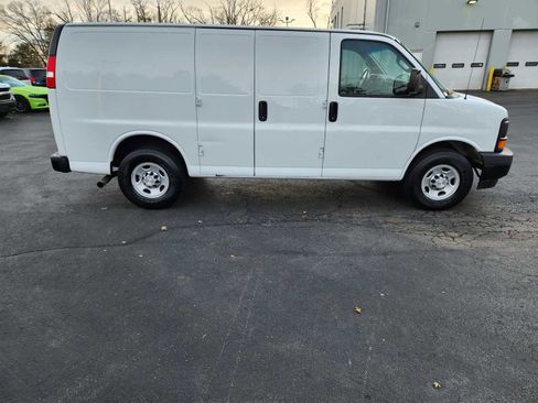 Used 2017 Chevrolet Express 2500 image 2