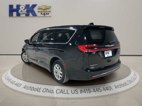 Used 2024 Chrysler Pacifica Touring-L FWD image 4