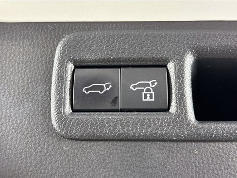 Certified 2022 Toyota Venza XLE image 36