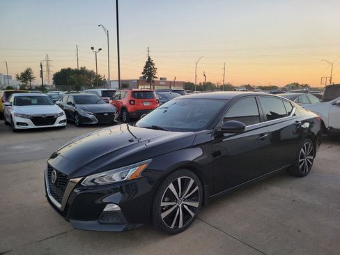 Used 2020 Nissan Altima 2.5 SR w/ Premium Package image 3