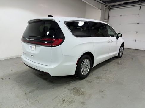 Used 2024 Chrysler Pacifica Touring-L image 6