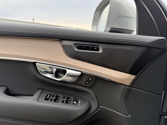 New 2026 Volvo XC90 T8 Plus w/ Protection Package Premier AWD/4WD image 17