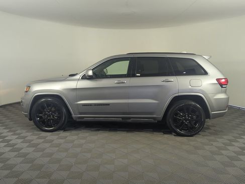 Used 2018 Jeep Grand Cherokee Altitude RWD image 3