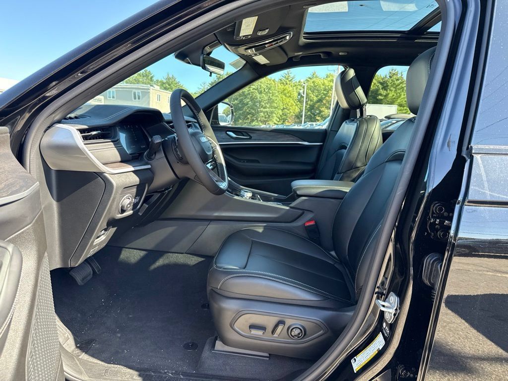 New 2027 Jeep Grand Cherokee Limited AWD/4WD image 16