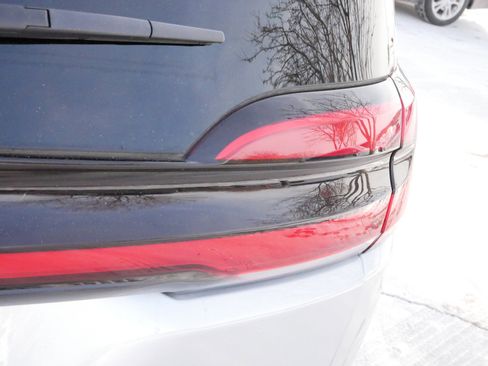 Used 2023 Chrysler Pacifica Limited w/ S Appearance Package image 17