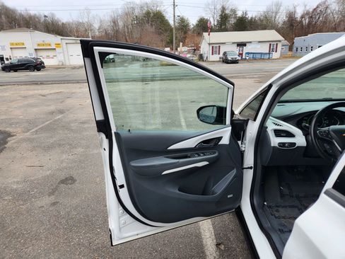 Used 2019 Chevrolet Bolt Premier w/ Infotainment Package image 21