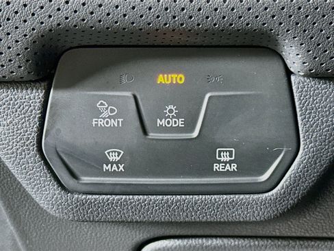 Used 2025 Volkswagen Atlas SE FWD image 17