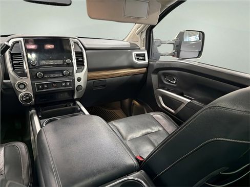 Used 2020 Nissan Titan SL w/ Moonroof Package image 31