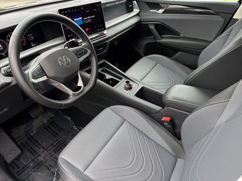Used 2025 Volkswagen Tiguan SE AWD/4WD image 10