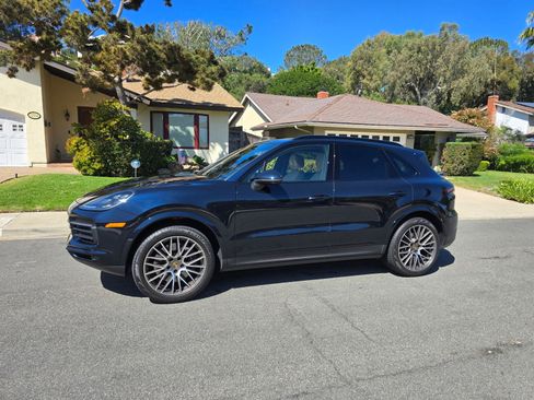 Used 2022 Porsche Cayenne Platinum Edition w/ Premium Package Plus image 9