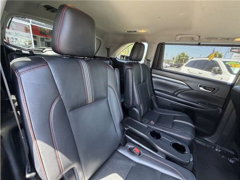 Used 2019 Toyota Highlander SE FWD image 30