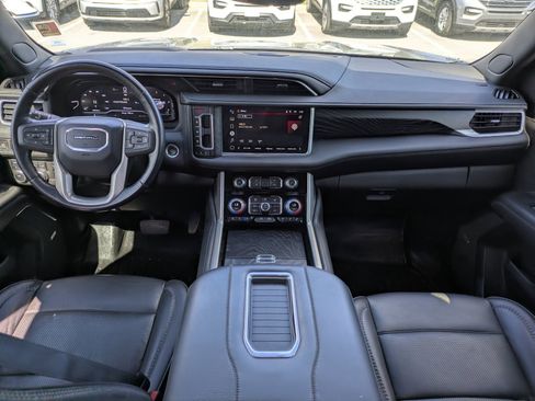 Used 2022 GMC Yukon Denali w/ Denali Premium Package image 10