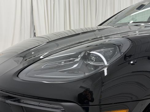 Certified 2025 Porsche Macan image 17