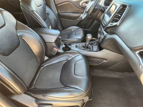 Used 2019 Jeep Cherokee Latitude Plus image 15