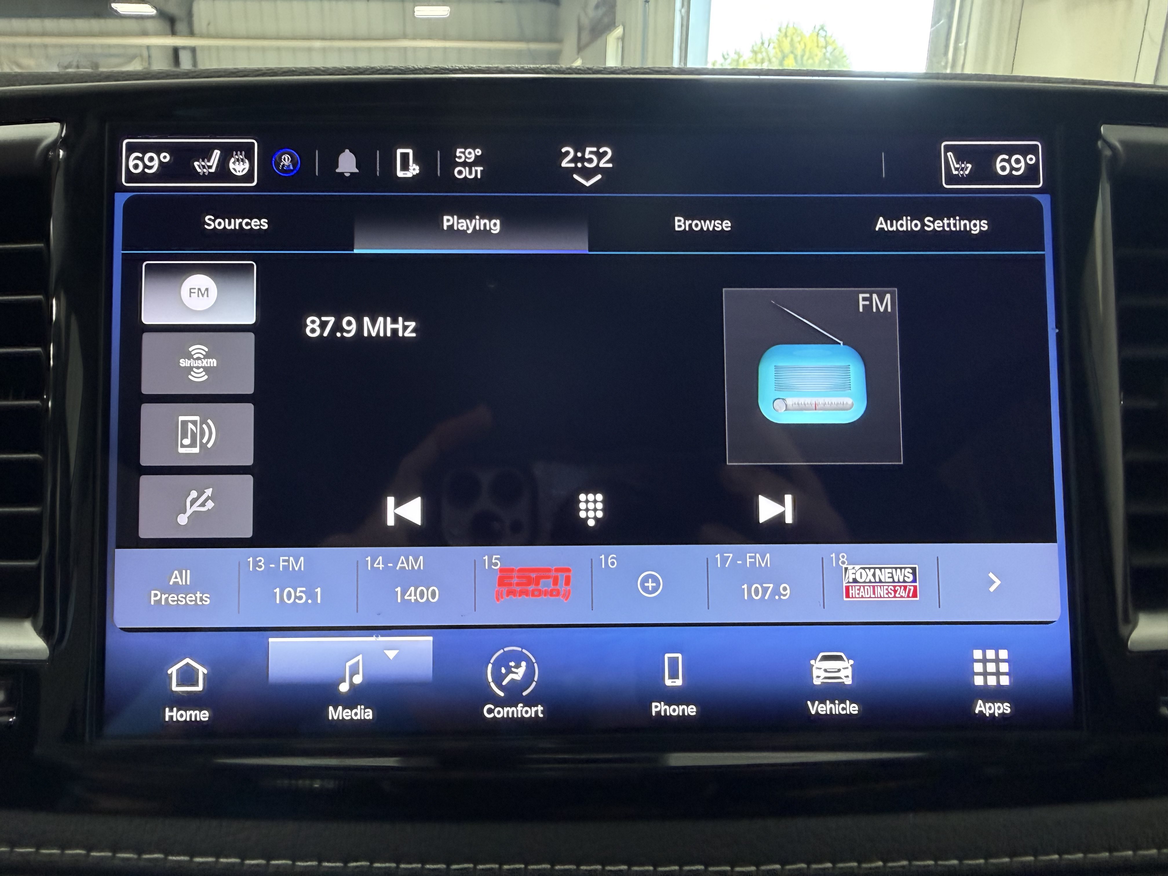 Used 2024 Chrysler Pacifica Touring-L FWD image 25